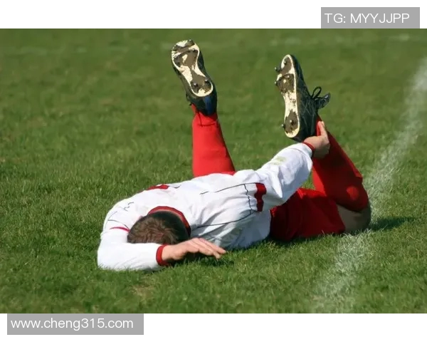 足球场上吐痰大赛 球星们的另类瞬间与场外争议